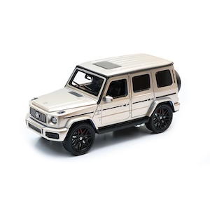 Vardem Sürtmeli ve Işıklı Kapıları Açılan Jeep